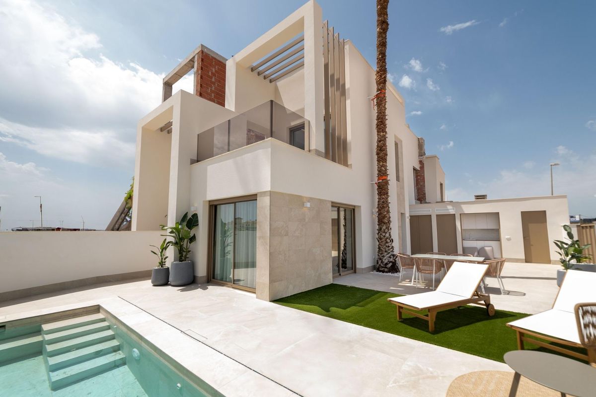 Uitzicht op de buitenkant van een moderne 3-slaapkamer villa in Rojales met een zwembad en terras in Costa Blanca Zuid.