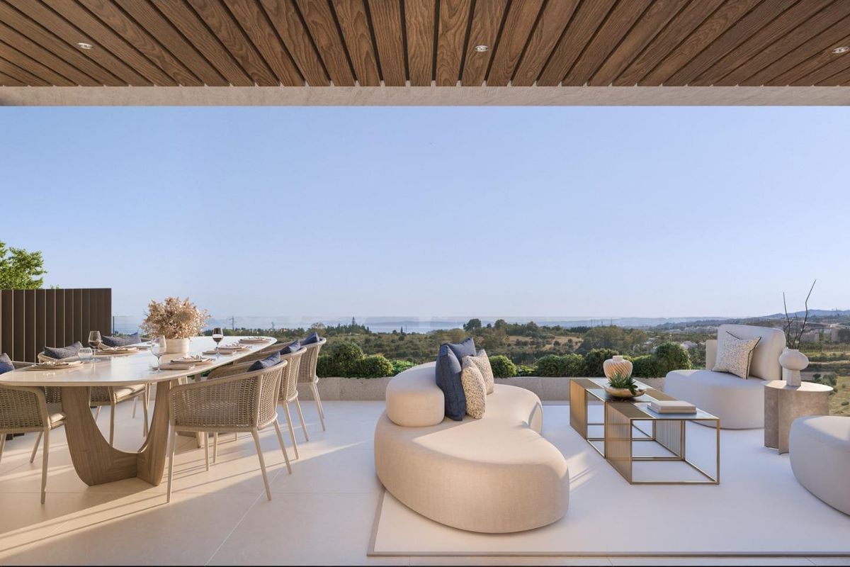 Elegante terrastype voor dineren met uitzicht op Estepona. Ideaal voor ontspanning en bijeenkomsten. 3-slaapkamer penthouse.