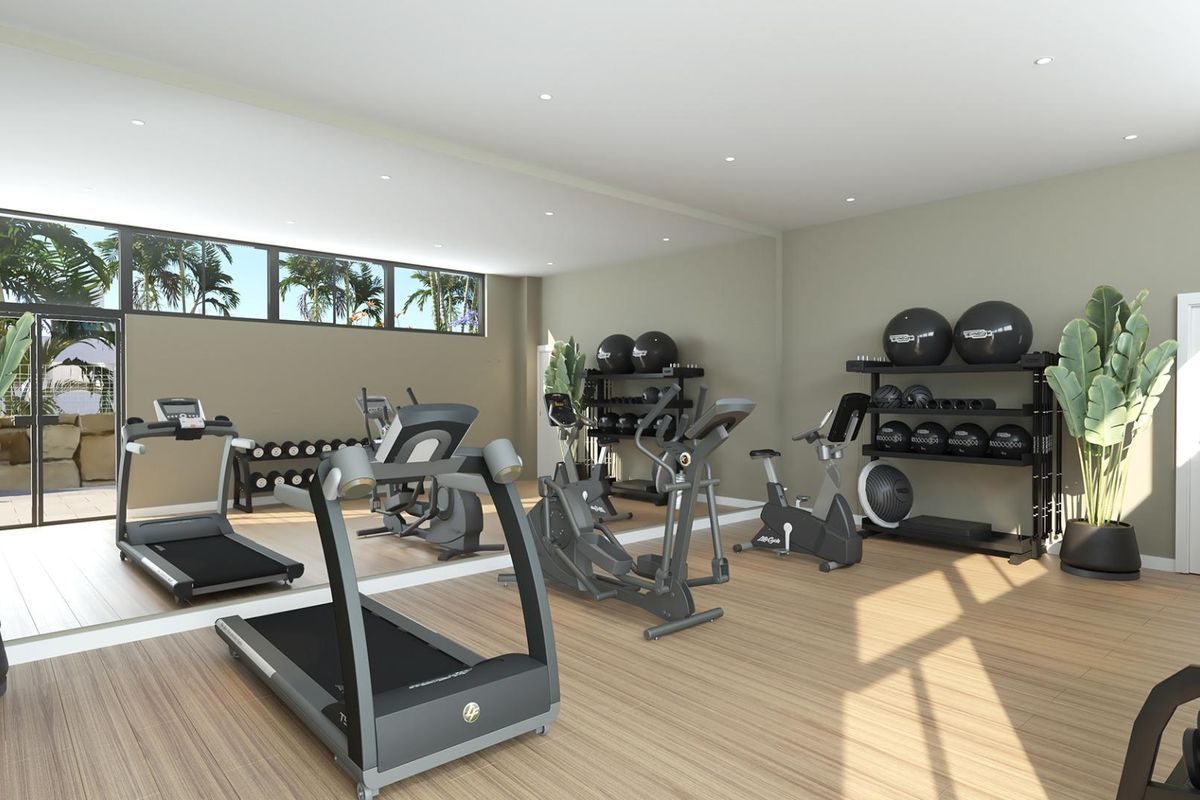 Goed uitgeruste sportschool met cardio-apparatuur en gewichten, gelegen in het luxueuze penthouse van Estepona.
