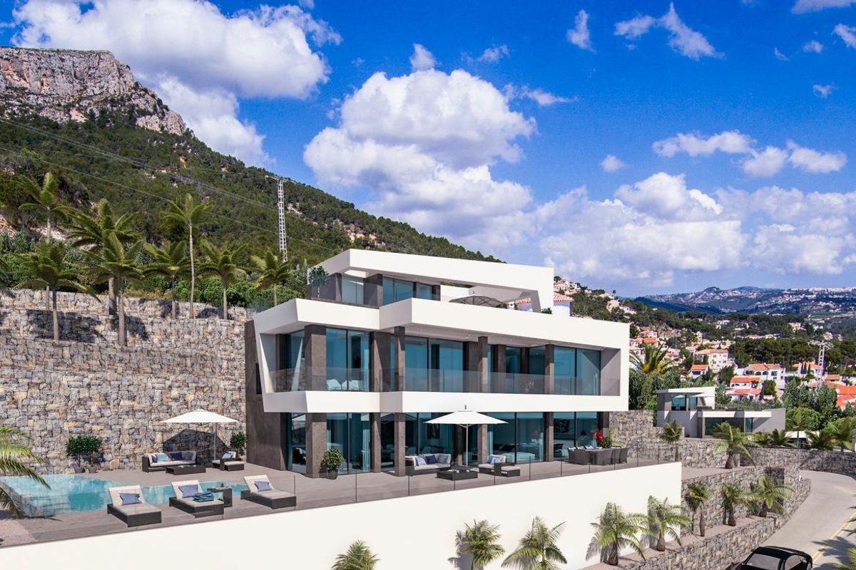 Luxe villa met ruim terras en zwembad in Calpe, omringd door een prachtig berglandschap.