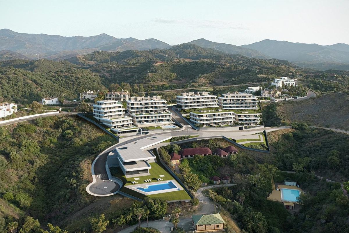 Luchtfoto van moderne appartementen omgeven door bergen en natuur in Estepona, Costa del Sol.