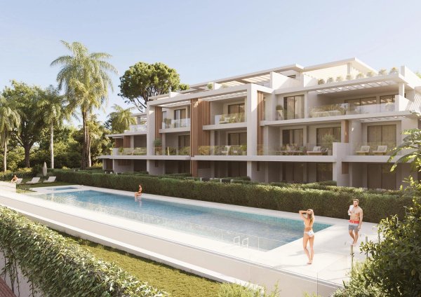 Buitenkant van een moderne penthouse in Estepona met een zwembad en weelderige tuinen.