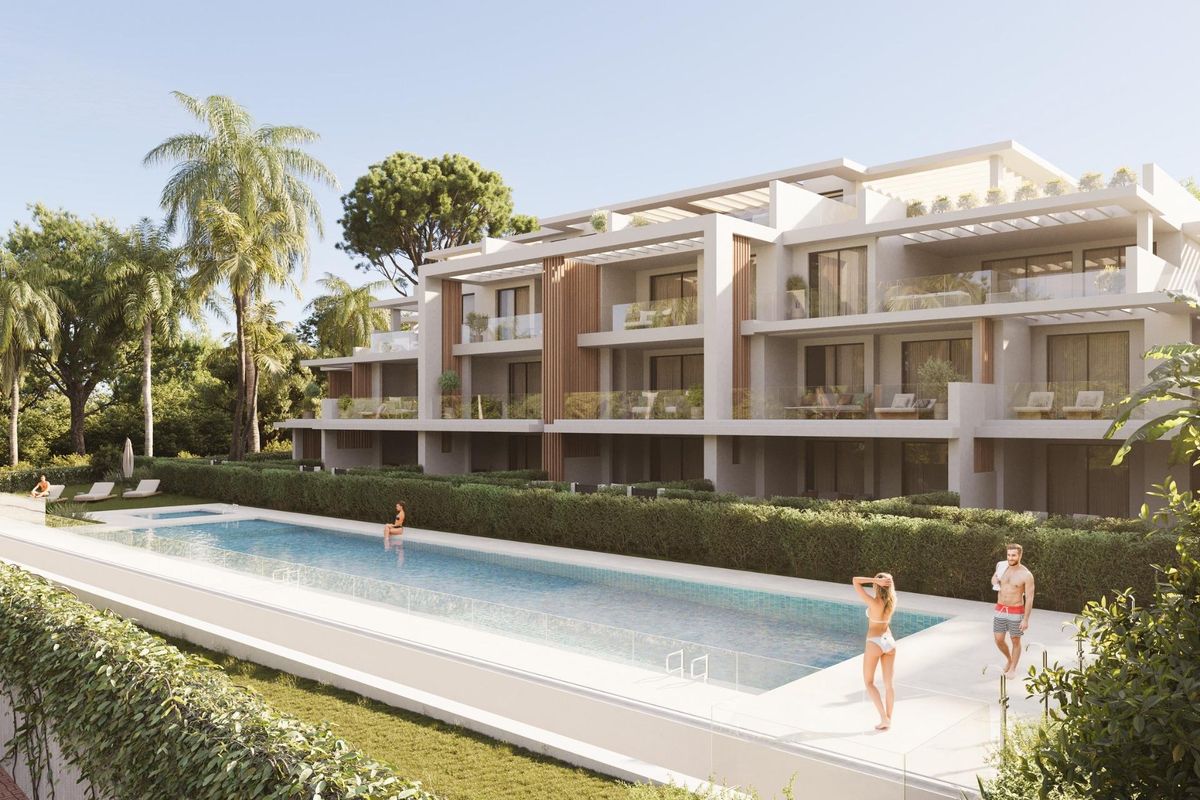 Buitenzicht op een modern penthousecomplex met zwembad in Estepona, Costa del Sol, omringd door palm bomen.