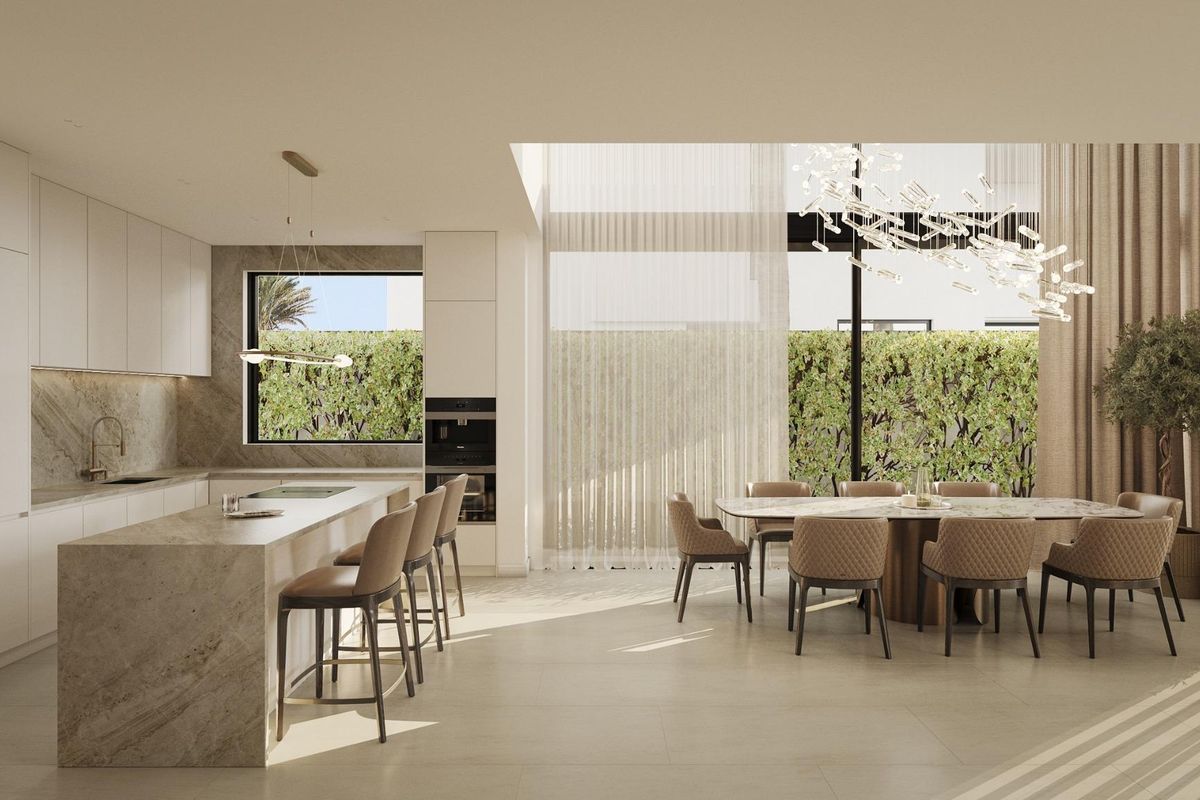 Ruime keuken-eetkamer in een villa in Marbella, perfect voor entertainment met uitzicht op de tuin.