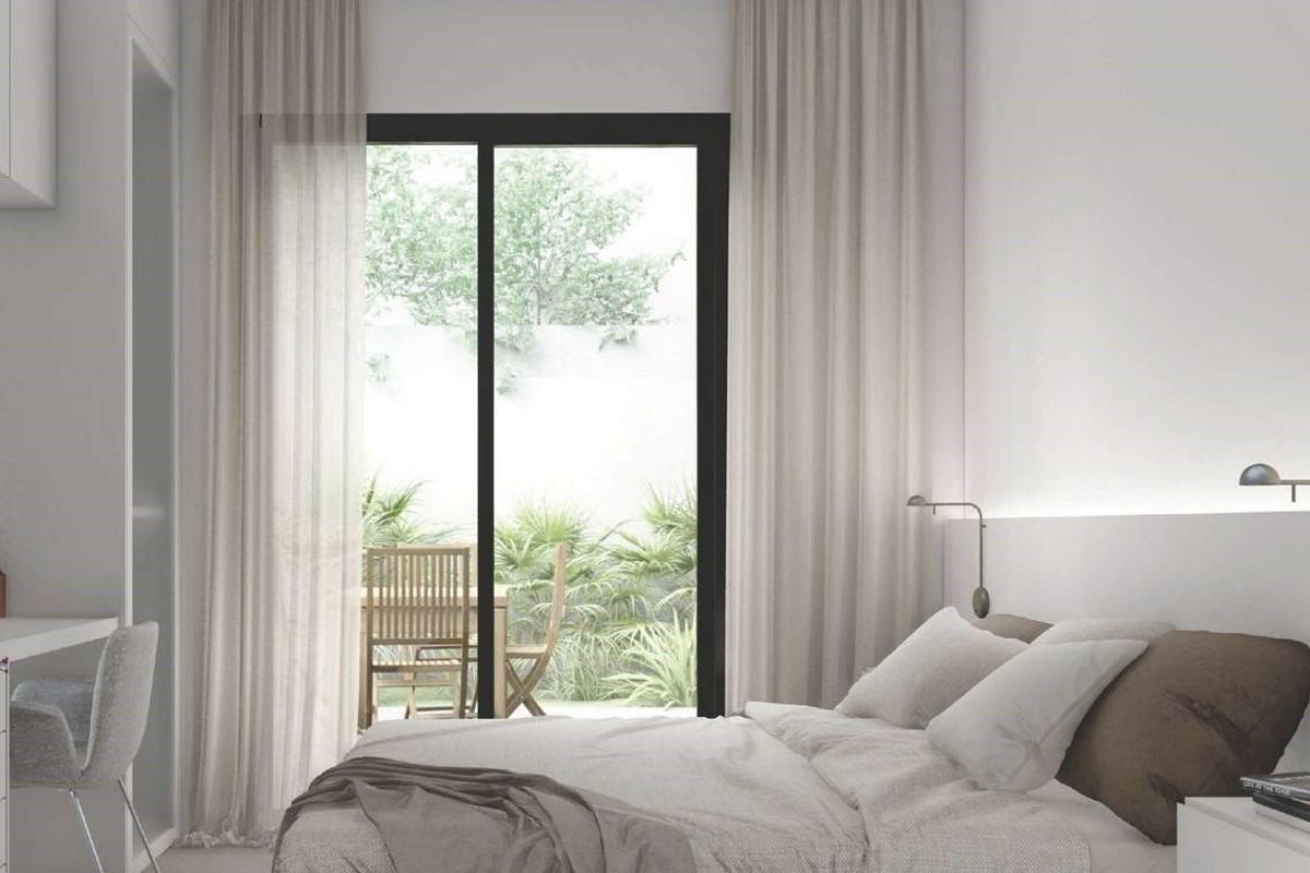 Heldere slaapkamer in een 3-slaapkamer villa, met uitzicht op de tuin en modern ontwerp in San Juan de los Terreros.