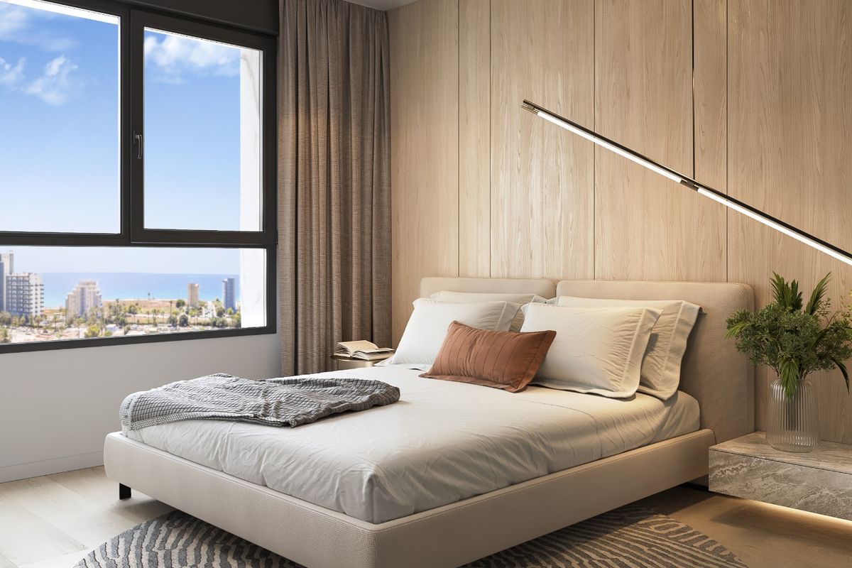 Stijlvolle slaapkamer in Calpe met natuurlijk licht, met moderne decoraties en zeezicht.