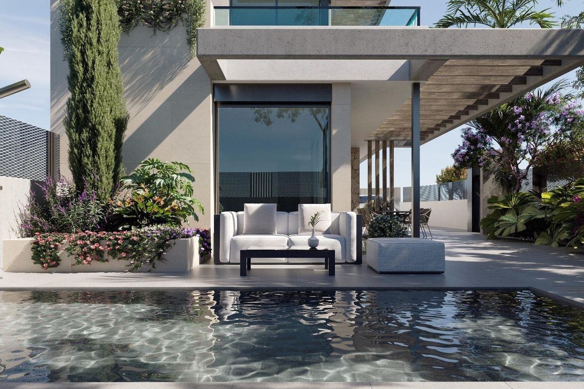 Charmante terrassim van een villa in Los Alcazares, met gezellige zitgelegenheid en uitzicht op het zwembad.