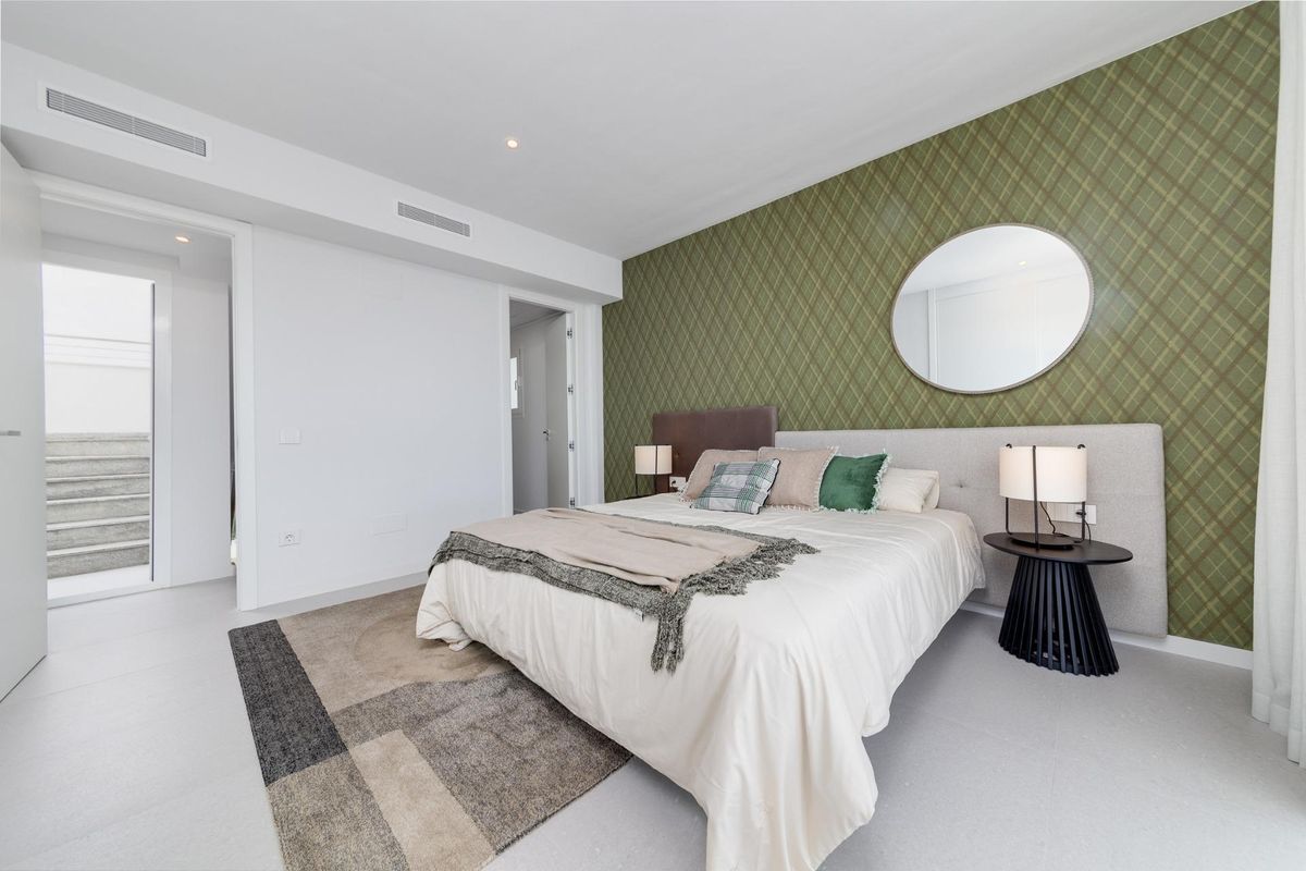 Elegant slaapkamer met moderne decoratie in de villa gelegen in Mutxamel, Costa Blanca.