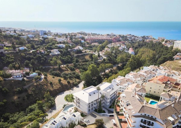 Luchtfoto van het schilderachtige landschap van Fuengirola, met de kust en nabijgelegen woningen.