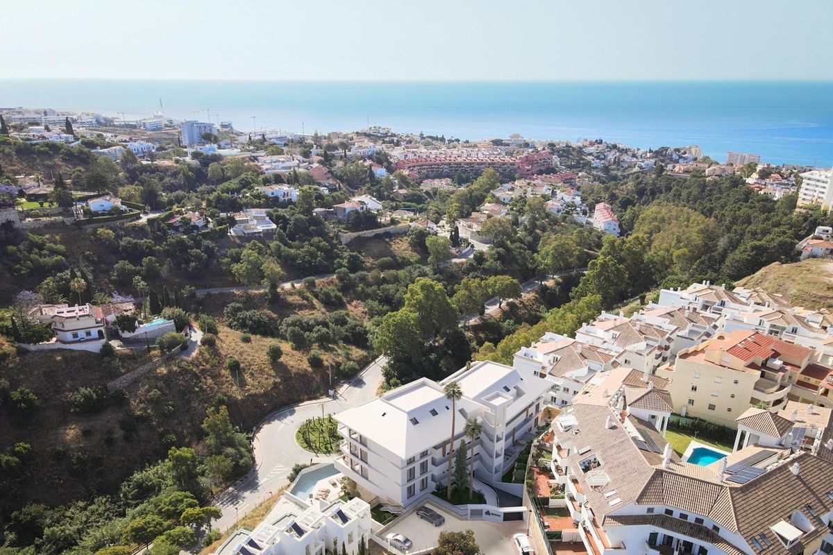 Luchtfoto van het schilderachtige landschap van Fuengirola, met de kust en nabijgelegen woningen.