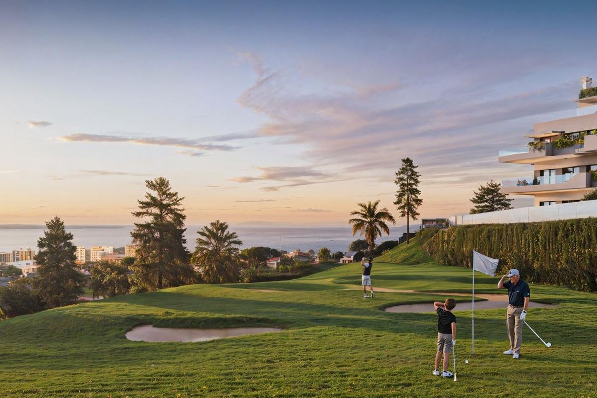 Uitzicht op golfers die genieten van het landschap in Mijas, Costa del Sol met de oceaan op de achtergrond.