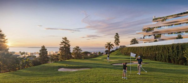 Uitzicht op golfers die genieten van het landschap in Mijas, Costa del Sol met de oceaan op de achtergrond.