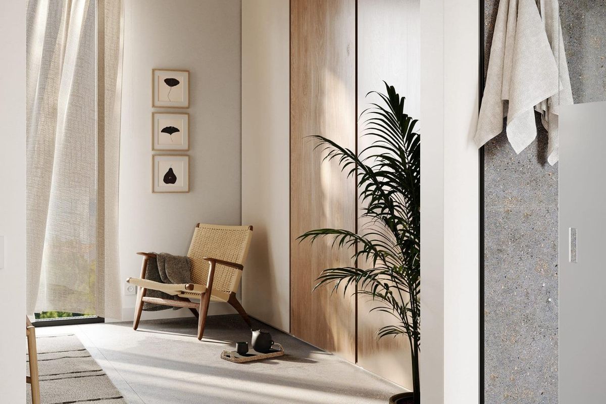 Heldere entree met een moderne stoel en planten in een 3-slaapkamer villa in Mijas, Costa del Sol.