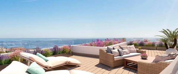 Prachtig terras met loungegedeelte en mooie bloemen met uitzicht op zee in Torremolinos, 3-slaapkamer penthouse.