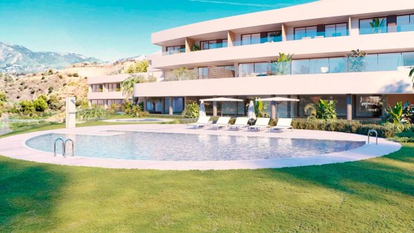 Buitenzwembad met ligstoelen in Fuengirola, ideaal voor ontspanning nabij de voorzieningen van de stad.