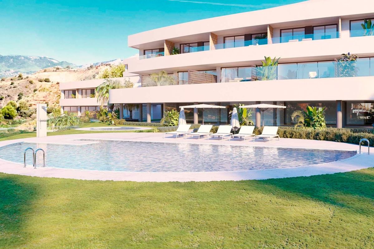 Buitenzwembad met ligstoelen in Fuengirola, ideaal voor ontspanning nabij de voorzieningen van de stad.