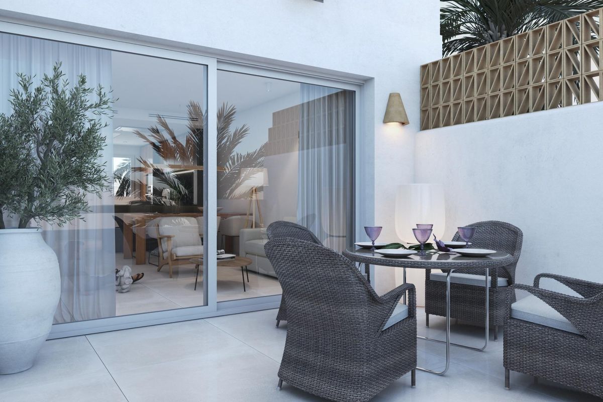 Charmante buiten eetruimte met uitzicht binnenin een moderne 4-slaapkamer townhouse in El Rafol D'almunia.