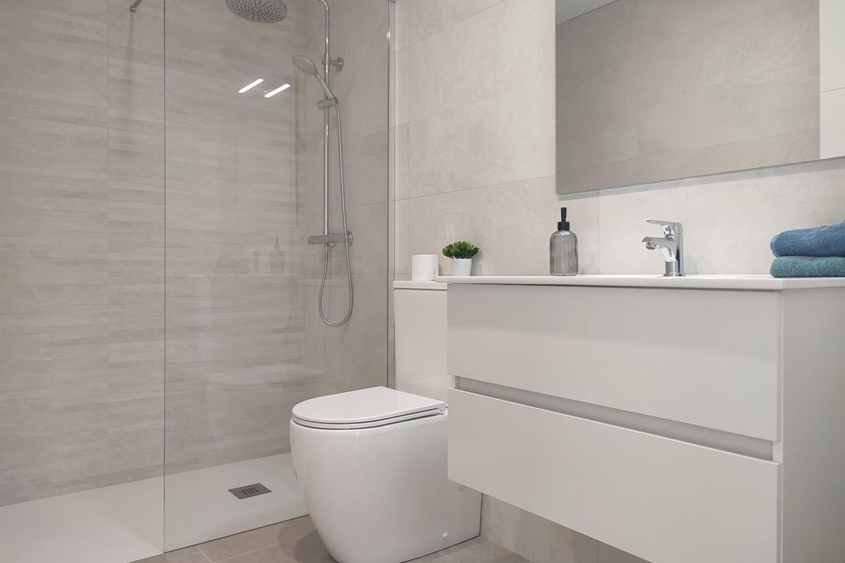 Stijlvolle badkamer met een strak ontwerp en voldoende verlichting in een 3-slaapkamer townhouse in Torre Pacheco, Spanje.