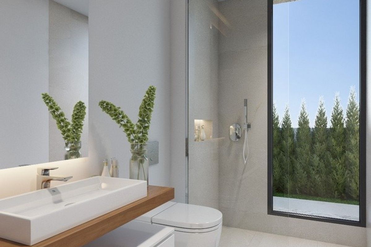 Chique badkamer in de villa in Finestrat, met een stijlvolle indeling en natuurlijk licht dat door grote ramen komt.