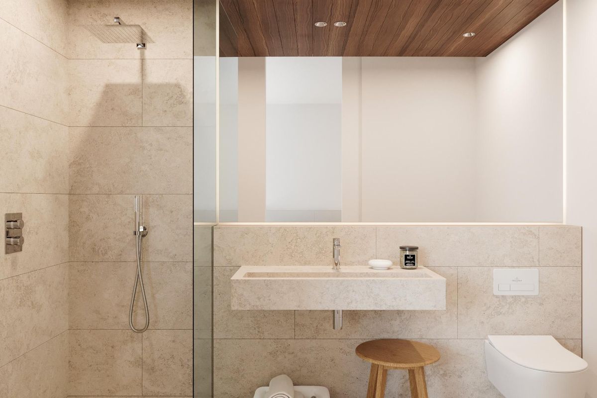 Glimlachende badkamer met moderne armaturen en een glazen douche, gelegen in een 3-slaapkamer appartement op de begane grond in Estepona.