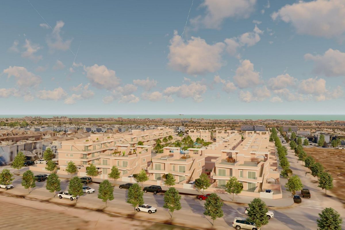 Een panoramisch uitzicht op woonappartementen en het omliggende landschap nabij Pilar de La Horadada, Spanje.