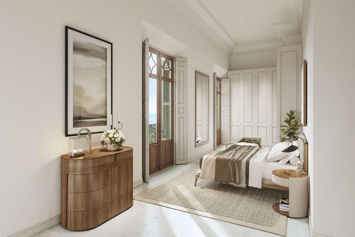 Gezellige slaapkamer met stijlvolle decoratie en natuurlijk licht in een begane grond 3-slaapkamer appartement in Málaga, Costa del Sol.