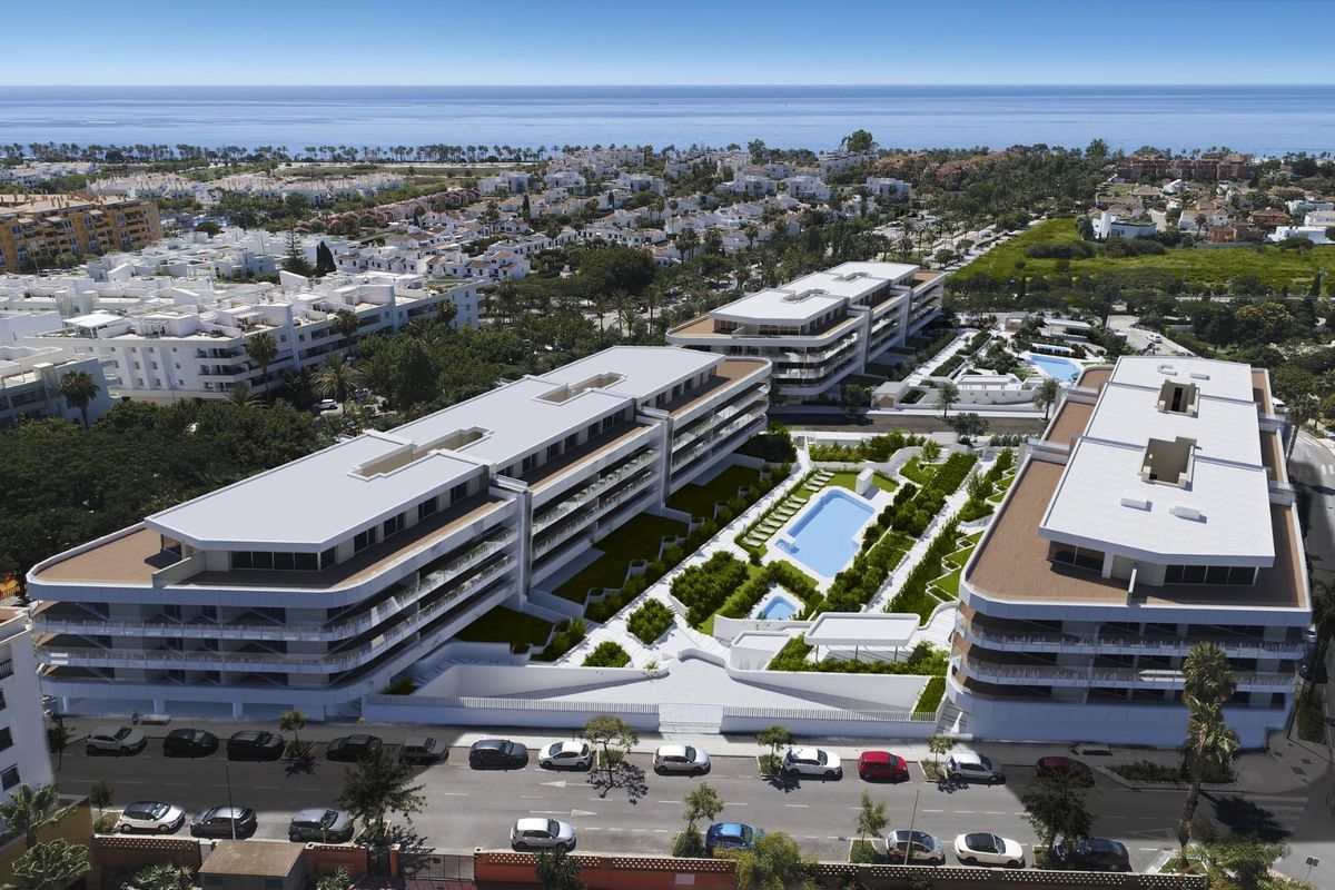 Luchtfoto van een ontwikkeling in Marbella, Costa del Sol, met een 3-slaapkamerappartementcomplex en zwembad.