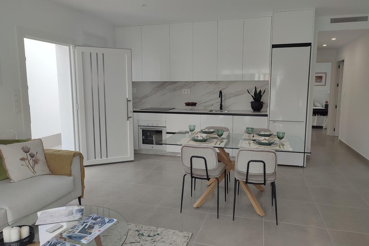 Stijlvolle keuken en eetruimte in een moderne townhouse in Torre Pacheco, Costa Calida, Spanje.