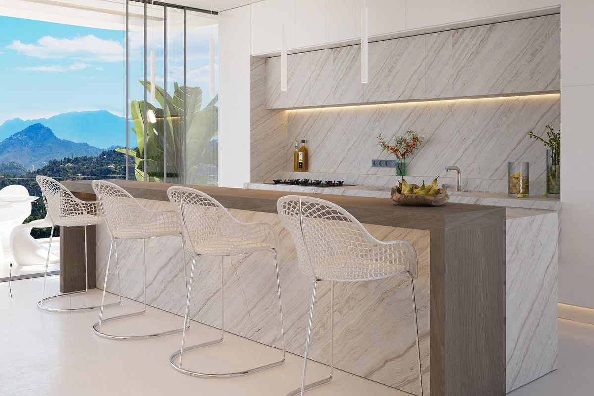 Stijlvol keukeneiland met barstoelen, panoramisch uitzicht op de bergen, in een luxe villa in Benahavís.