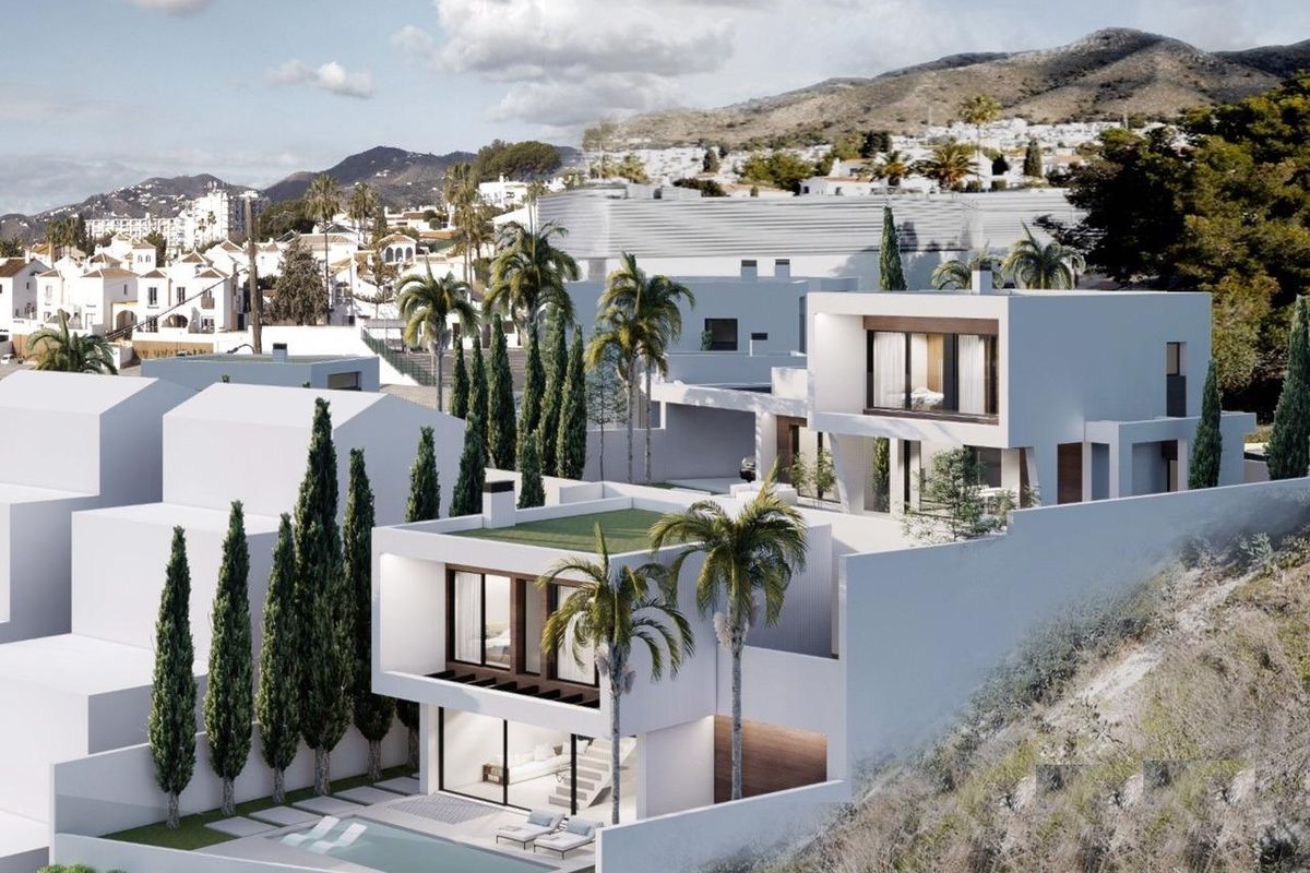 Close-up van een moderne 3-slaapkamer villa in Nerja met opvallende tuinen, die het buitengebied benadrukken.