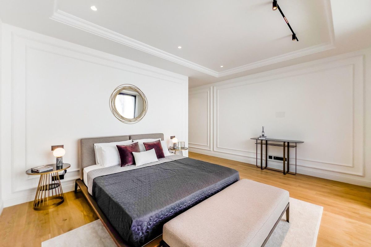 Elegante slaapkamer met verfijnde inrichting in een 6-slaapkamer villa gelegen in Marbella.