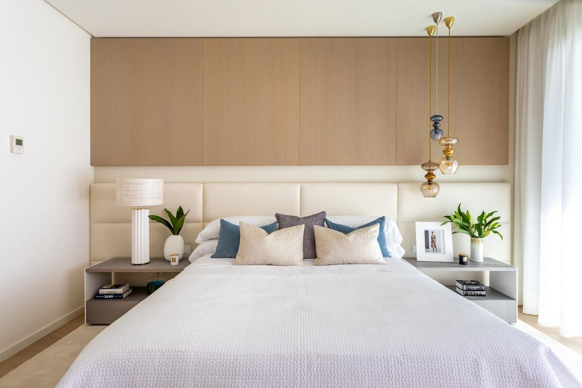 Rustige slaapkamer met elegante decoraties en natuurlijk licht in Benahavís, Costa del Sol.