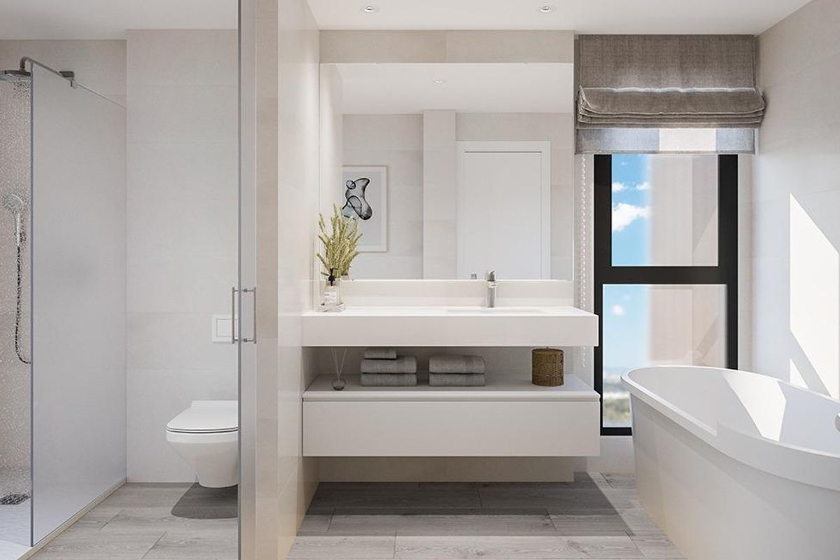 Moderne badkamer met een strakke indeling, met bad en douches in een huis in San Juan, Alicante.