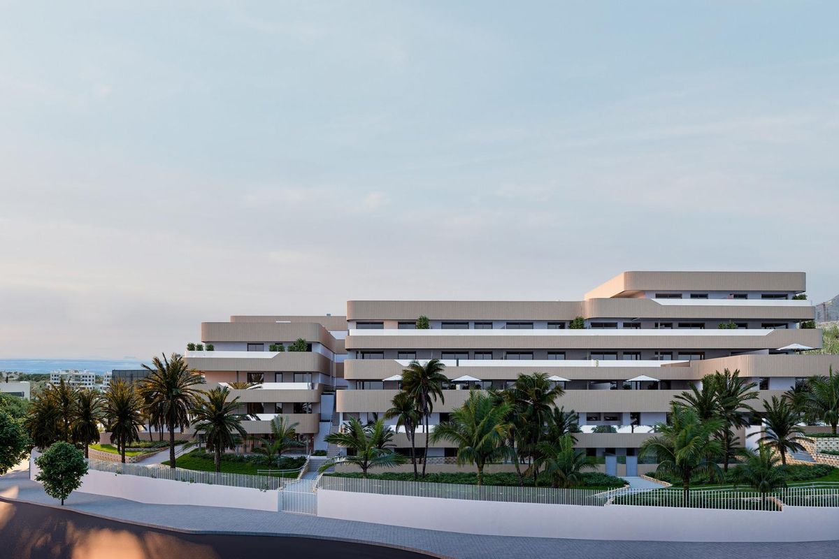 Buitenkant van een modern 3-slaapkamer appartement in Estepona met aangelegde tuinen en palmbomen.