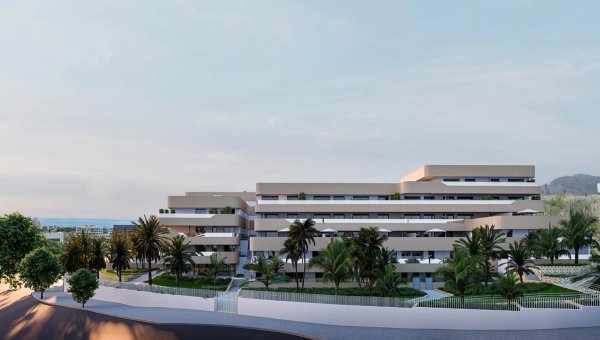 Buitenkant van een modern 3-slaapkamer appartement in Estepona met aangelegde tuinen en palmbomen.