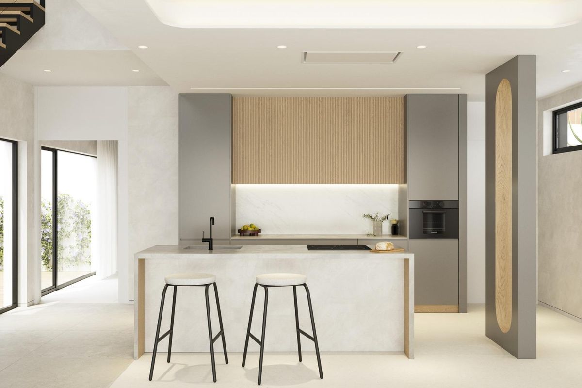 Moderne keuken met strakke kasten en een ontbijtbar in de villa in Finestrat.