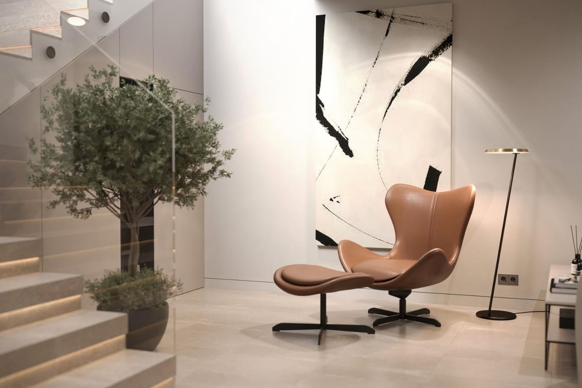 Stijlvolle stoel en kunst in een heldere gang van een villa in Mijas.