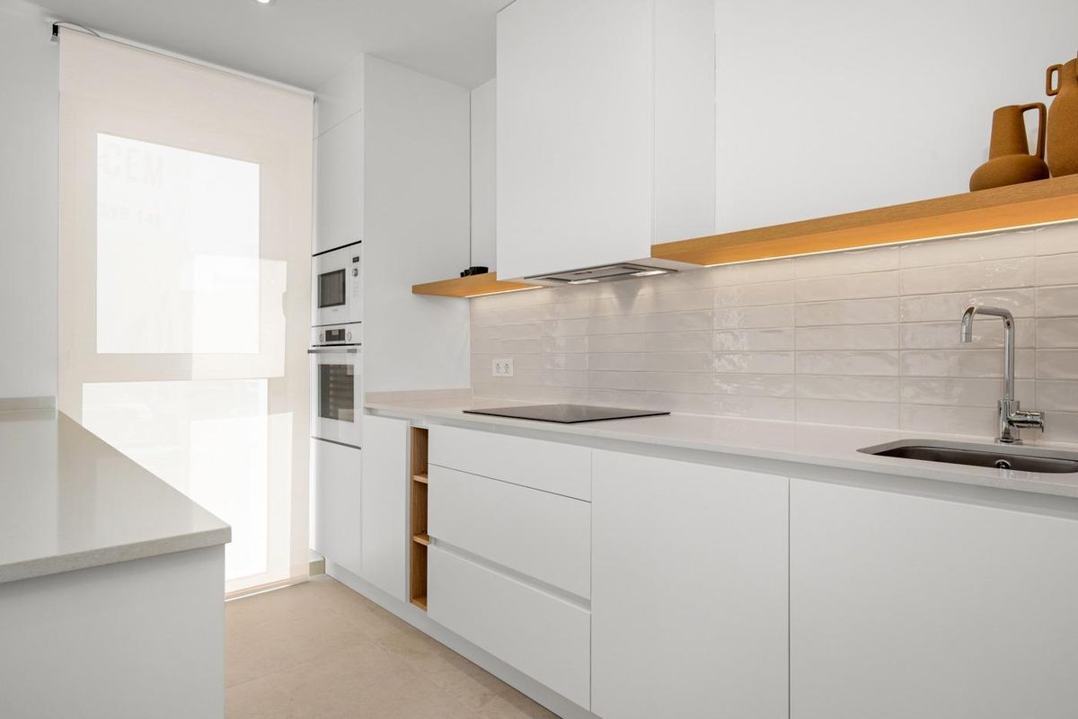 Minimalistisch keukenontwerp met moderne apparaten en voldoende werkruimte in villa in Benijofar.