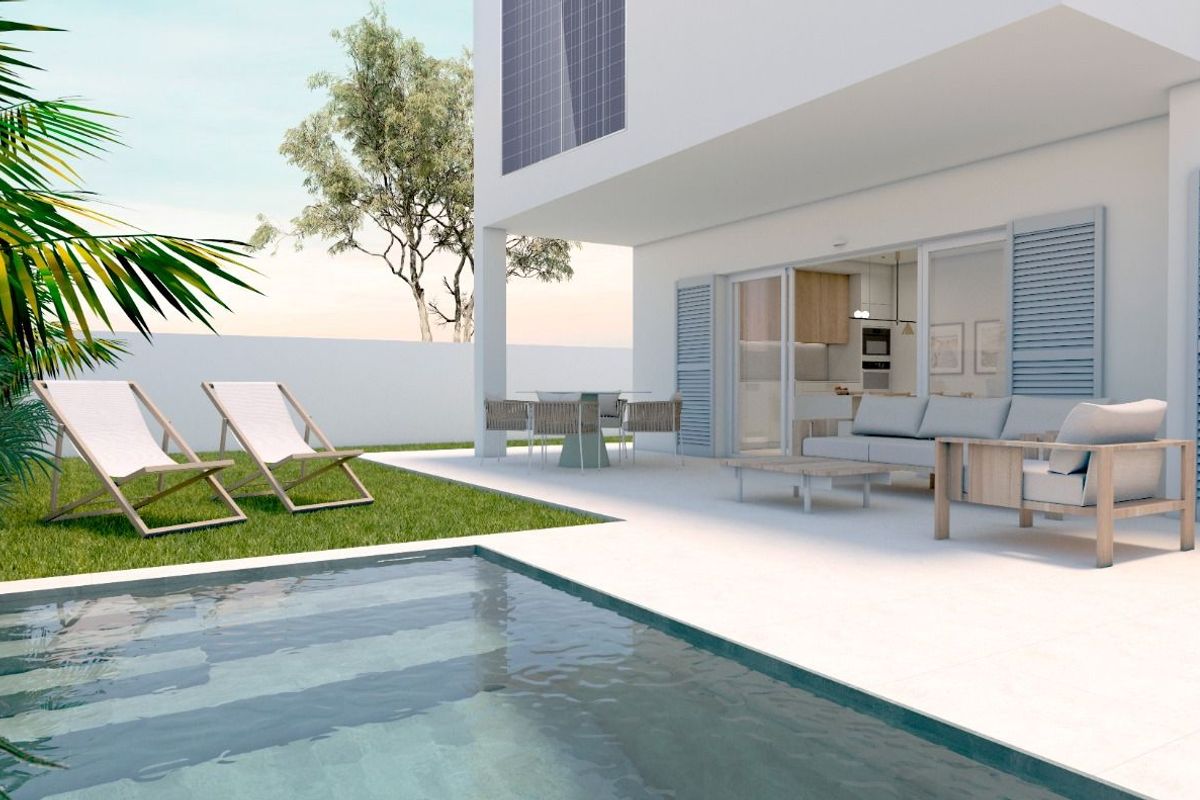 Buitenruimte met een privézwembad, ligstoelen en stijlvolle zitplaatsen in een bungalow in Pilar de La Horadada.
