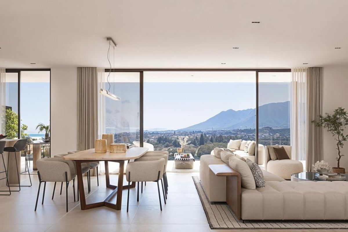 Stijlvol woon- en eetgedeelte van dit penthouse in Estepona, met uitgestrekt uitzicht en moderne afwerkingen.