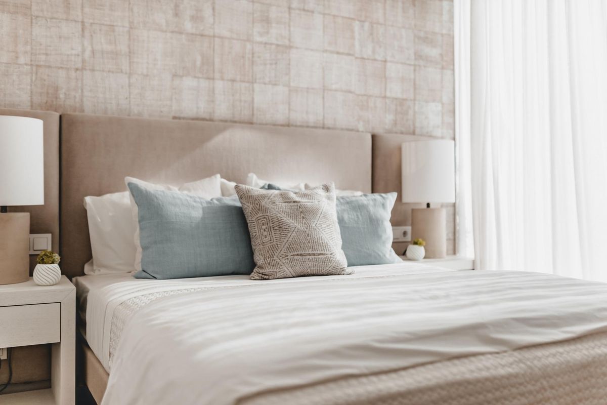 Stijlvolle slaapkamer in een appartement in Benahavís, met chique inrichting, zachte beddengoed en een rustgevende kleurenpalet.