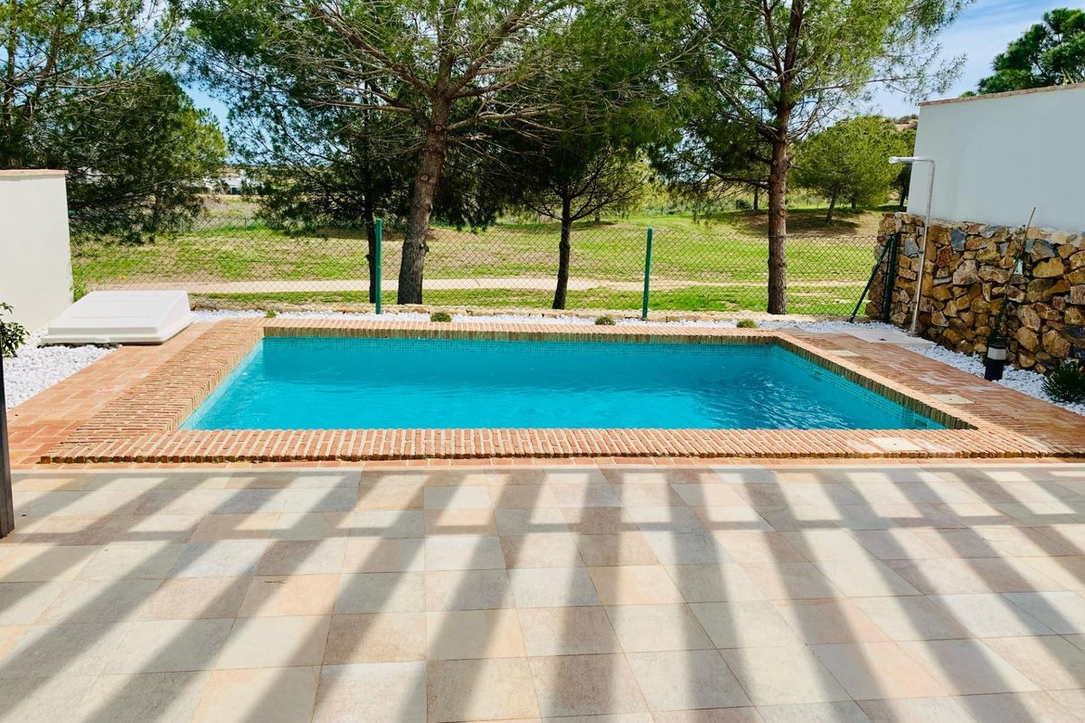 Ontspannend terras bij het zwembad, met een serene uitzicht in een townhouse met 2 slaapkamers in Sucina, Spanje.