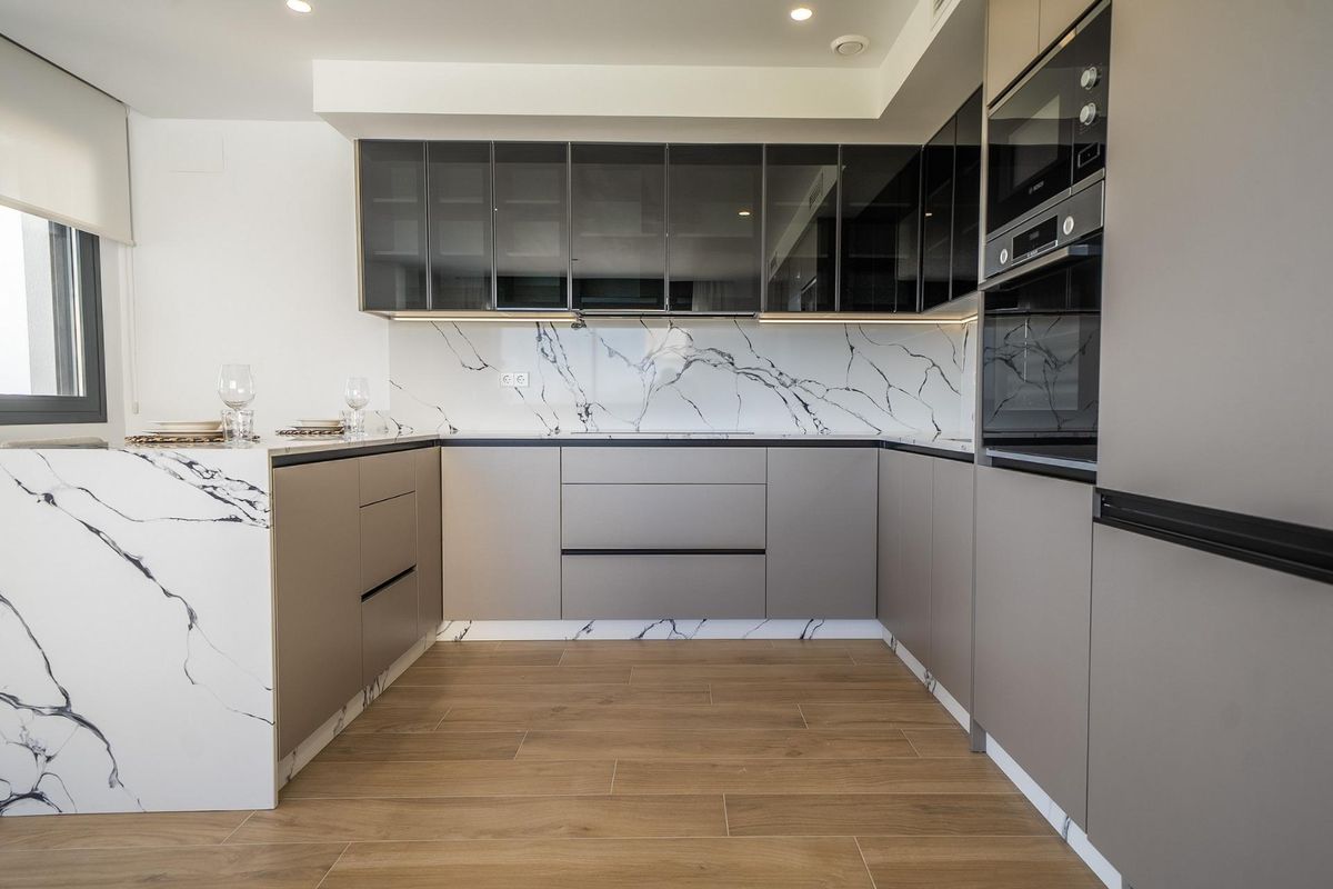 Moderne keukenontwerp met strakke kasten en voldoende ruimte in een villa gelegen in Algorfa, Costa Blanca Zuid.