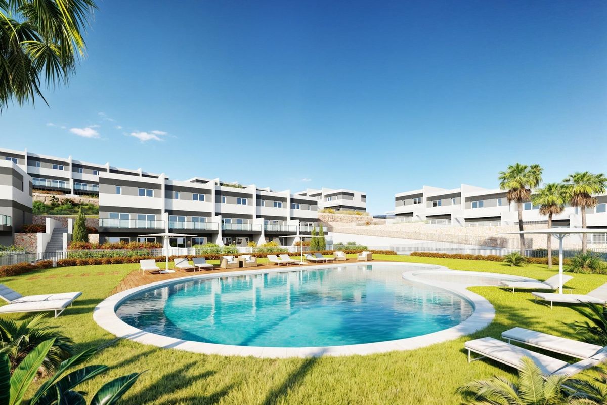 Zwembad omgeven door groene tuinen en moderne woningen in Finestrat, Costa Blanca Noord.