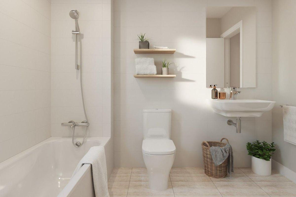 Elegante badkamer met een badkuip en stijlvolle armaturen in het penthouse in Estepona, Costa del Sol.