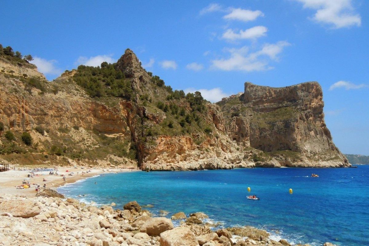 Mooie strand nabij Benitachell met rotsachtige kliffen en helderblauw water, ideaal voor recreatie.