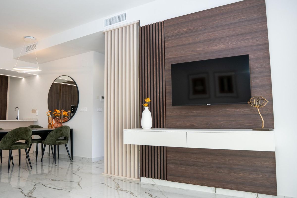 Moderne eetruimte binnen een 3-slaapkamer villa, met elegante meubels en natuurlijk licht in Ciudad Quesada.