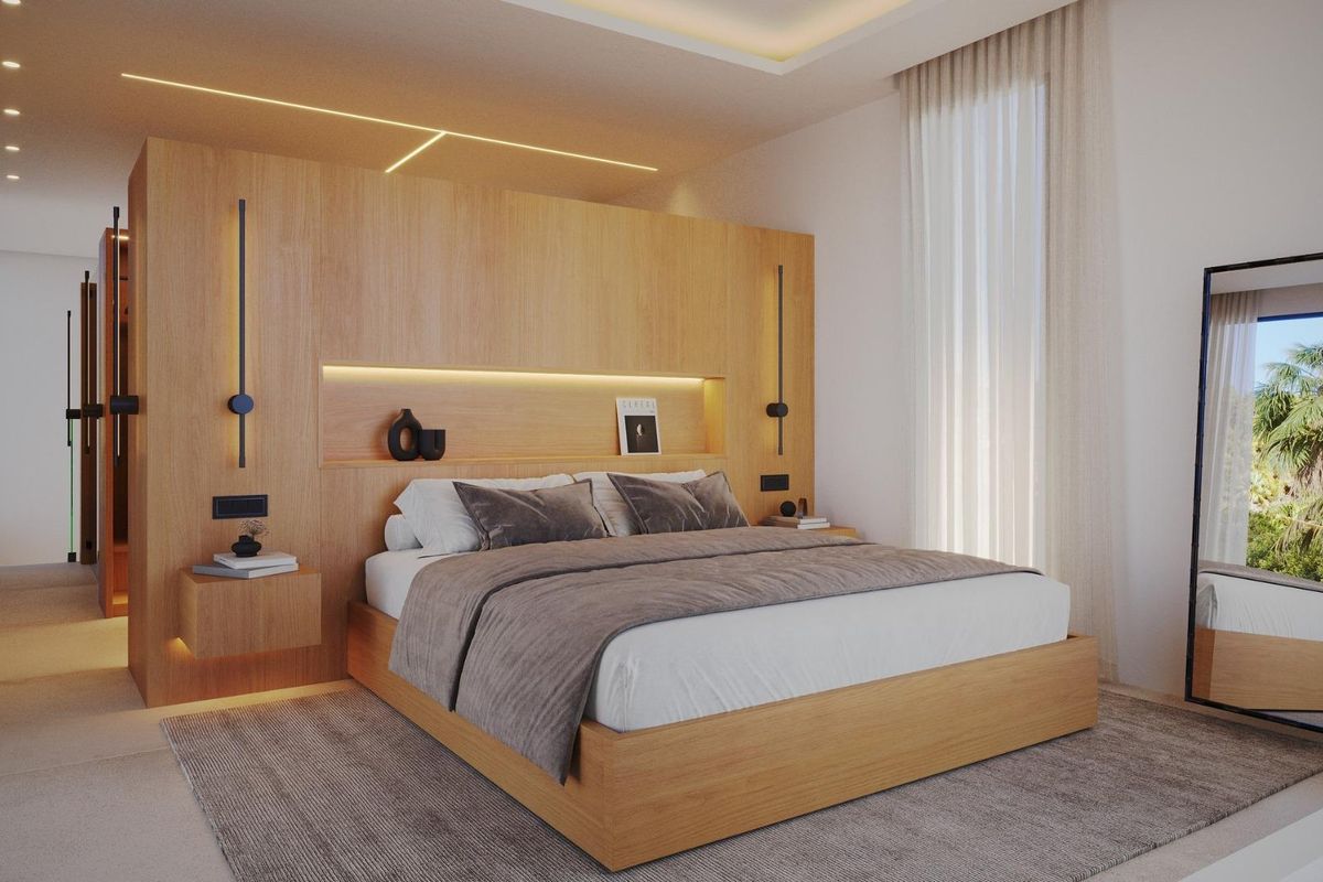 Elegante master slaapkamer in de villa in Jávea, met warme houten accenten en een serene sfeer.