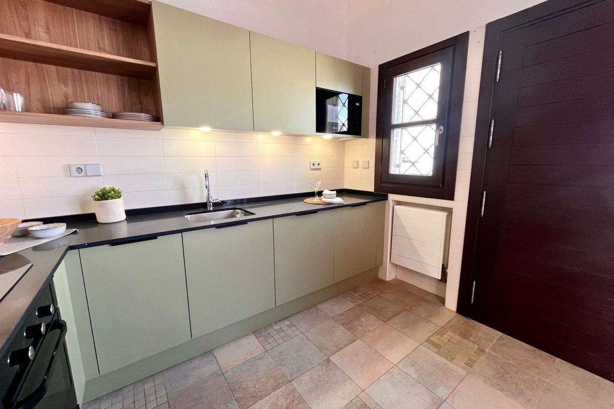 Goed uitgeruste keuken met stijlvolle afwerkingen in een huis in Sucina, Costa Calida, Spanje.