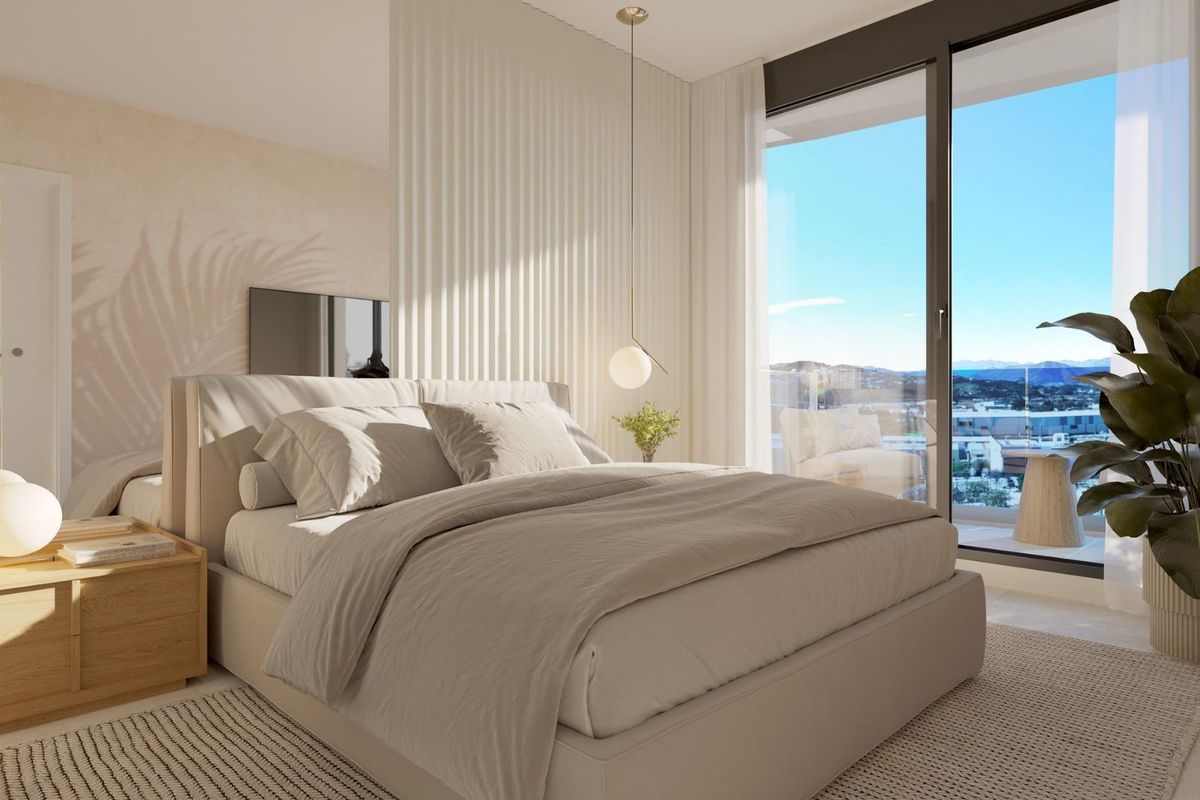 Ruime slaapkamer in het penthouse met een tweepersoonsbed en grote ramen, met uitzicht op Mijas.